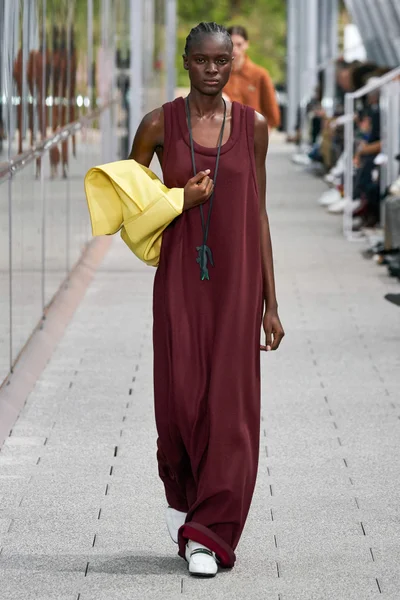 Look 16